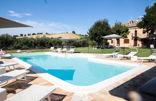 Bettolelle Apartamento | Il Ciliegio, aplicación en una villa típica con piscina a 7 km del mar, Senigallia, Marche