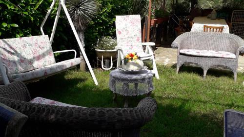Lustra Casa | Il giardino del borgo