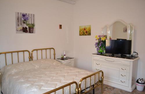 Sant'Eraclio Cama Y Desayuno | Il Giardino del Gallo