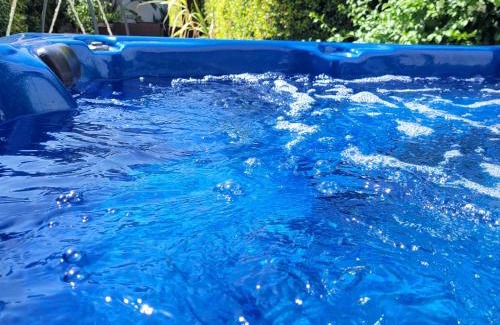 Castromediano Casa | Il Giardino Di Flora con Piscina & Jacuzzi