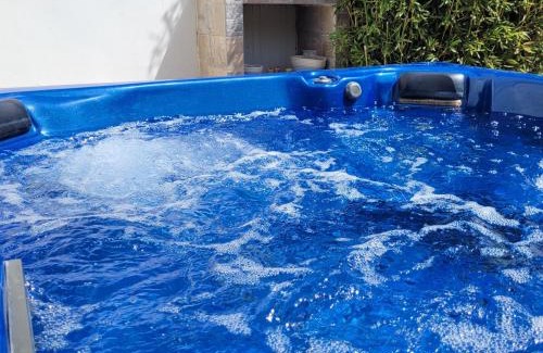 Castromediano Casa | Il Giardino Di Flora con Piscina & Jacuzzi