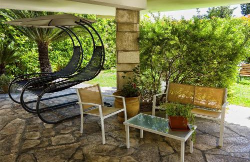 Castromediano Casa | Il Giardino Di Flora con Piscina & Jacuzzi