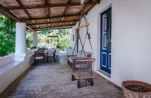 Malfa Villa | Il Palmento di Salina es la típica casa Aeolina privado con terraza y jardín con vistas al mar