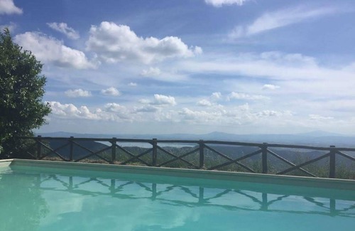 Cortona Casa | Il Rifugio, una casa de campo en Cortona con una vista panorámica del lago Trasimeno