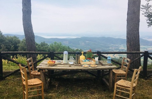 Cortona Casa | Il Rifugio, una casa de campo en Cortona con una vista panorámica del lago Trasimeno