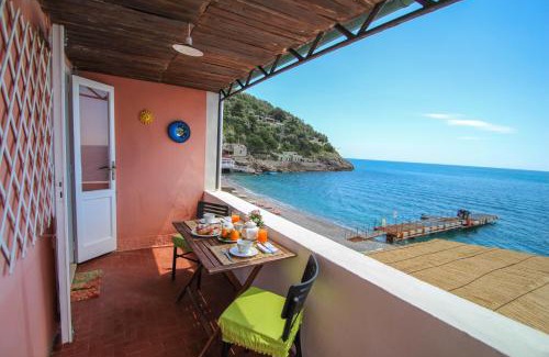 Marina del Cantone Casa | il Terrazzino sul Mare,holiday home ON THE BEACH in Sorrento Coast