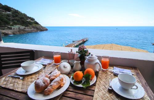 Marina del Cantone Casa | il Terrazzino sul Mare,holiday home ON THE BEACH in Sorrento Coast
