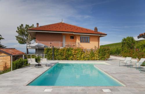 Castiglione Tinella Casa | IL VOLO, piscina e wellness