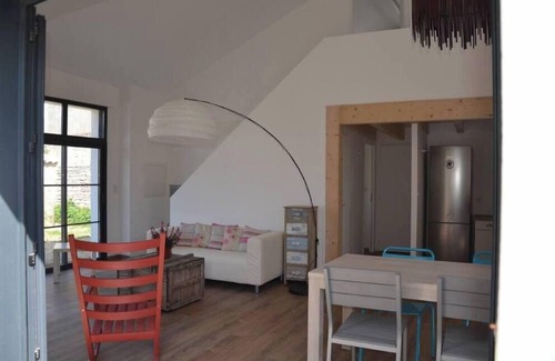 Domino Casa | Antigua bodega completamente renovada en jardín cerrado.