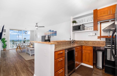 Ala Moana Condominio | Ilikai Marina 694 Ocean/Sunset/Fireworks View King Bed, Sofa Bed
