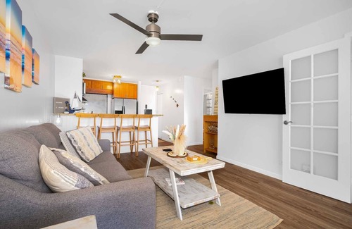 Ala Moana Condominio | Ilikai Marina 694 Ocean/Sunset/Fireworks View King Bed, Sofa Bed