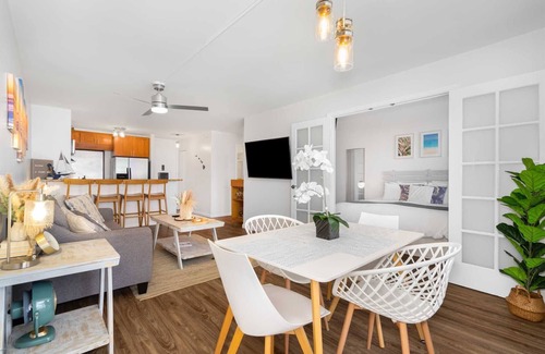 Ala Moana Condominio | Ilikai Marina 694 Ocean/Sunset/Fireworks View King Bed, Sofa Bed