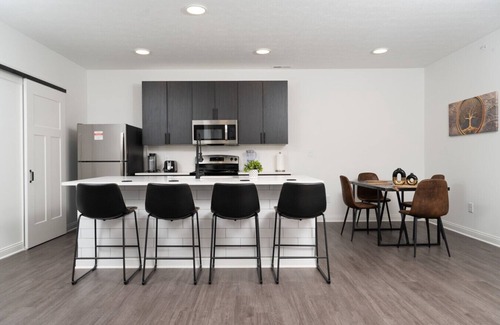 Whitestown Apartamento | Illustrious Suite Spacious 2BR 2BA 2 King Beds WFH