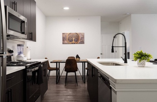 Whitestown Apartamento | Illustrious Suite Spacious 2BR 2BA 2 King Beds WFH