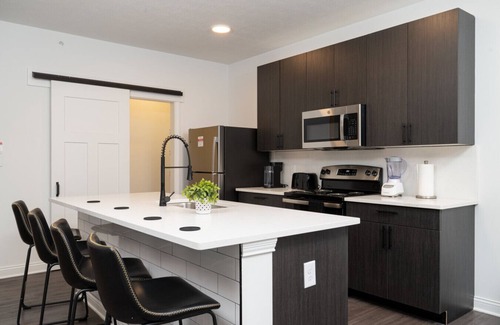 Whitestown Apartamento | Illustrious Suite Spacious 2BR 2BA 2 King Beds WFH