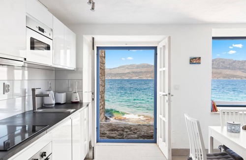 Postira Cabaña | Illyria - una hermosa cabaña de pescadores a solo 3 metros del mar