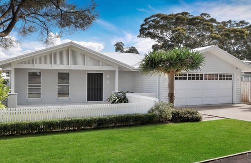 Bateau Bay Casa | ILUKA| pool, wifi, close to beach| Accom Holidays