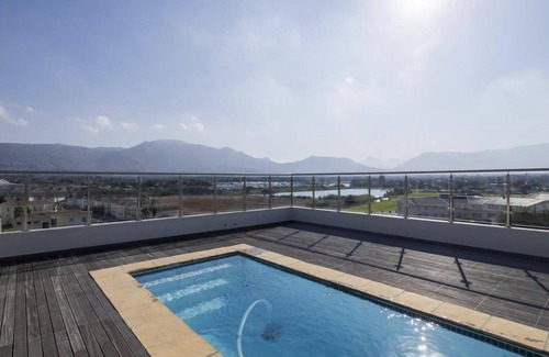 Tokai Apartamento | Immaculate 2-bed Apartment in Cape Town