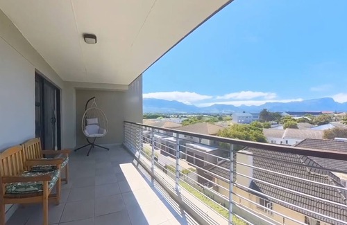 Tokai Apartamento | Immaculate 2-bed Apartment in Cape Town