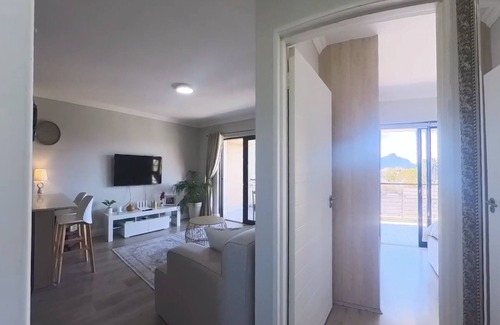 Tokai Apartamento | Immaculate 2-bed Apartment in Cape Town