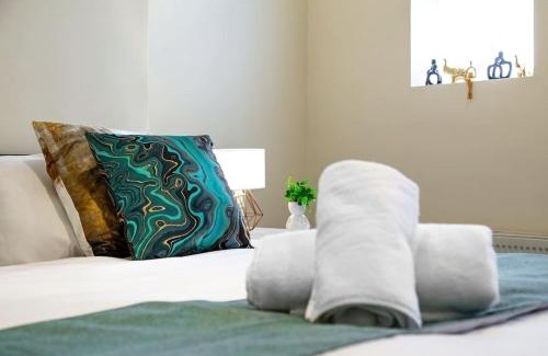 High Barnet Apartamento | Immaculate 2BR London Flat with King Bed-Parking Available-Sleeps 6-20 Percent OFF Off Long Stays! Perfect for Families, Contractors & Couples!
