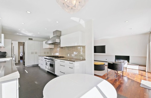 Bel Air Casa | Immaculate Architectural Full Security located on a cul-de-sac in Bel Air Park