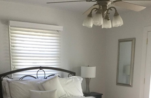 Bellport Cabaña | Inmaculada casa de vacaciones en el pueblo de Bellport w / piscina, jacuzzi, bicicletas y mucama