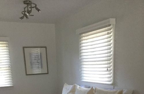 Bellport Cabaña | Inmaculada casa de vacaciones en el pueblo de Bellport w / piscina, jacuzzi, bicicletas y mucama