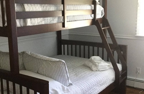 Bellport Cabaña | Inmaculada casa de vacaciones en el pueblo de Bellport w / piscina, jacuzzi, bicicletas y mucama