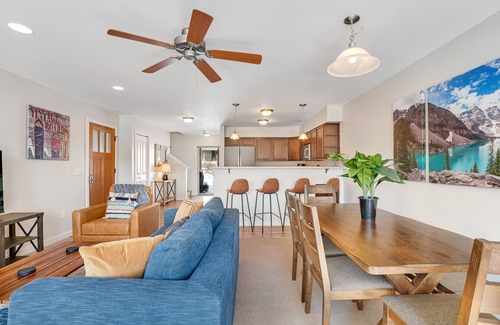 Big Sky Meadow Village Condominio | Immaculate Condo Near Meadow Village | New Carpet, Mountain Views & Dog-Friendly