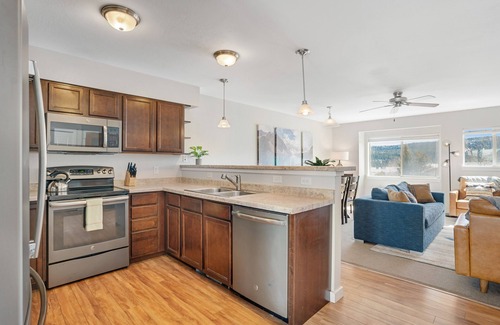 Big Sky Meadow Village Condominio | Immaculate Condo Near Meadow Village | New Carpet, Mountain Views & Dog-Friendly