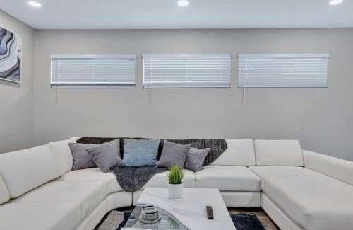 Town N County Park Casa | Immaculate & Cozy Entire Heated Pool House