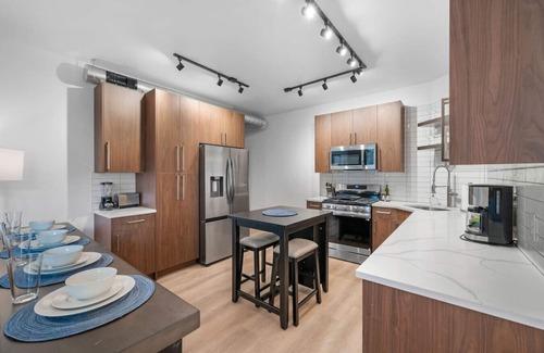 Shadyside Apartamento | Immaculate Double King Suite | 4 beds | 2 Decks