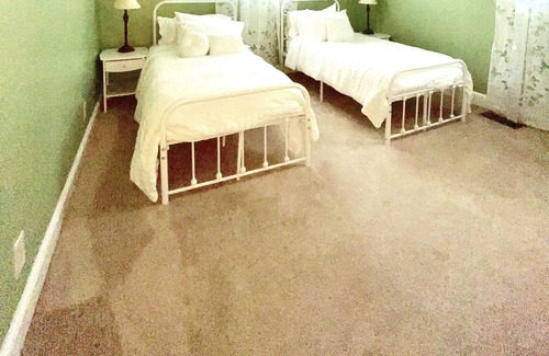 Seneca Casa | Immaculate Home near Ram Cat Alley