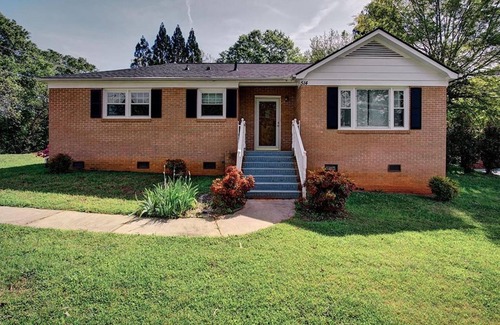 Seneca Casa | Immaculate Home near Ram Cat Alley