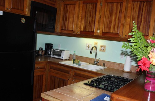 Palmetto Bay Casa | Inmaculado, cuidado jardín en un complejo privado, a pasos de la playa y la piscina