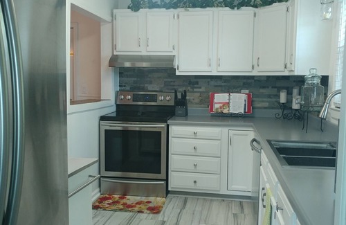 McMinnville Casa | Immaculate Remodel on River for Overnights or STR