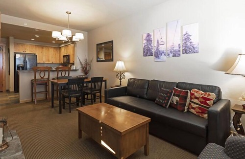 Whitefish Condominio | Immaculate ski in ski out condo - direct ski in and out, winter hot tub , gym, covered parking!!