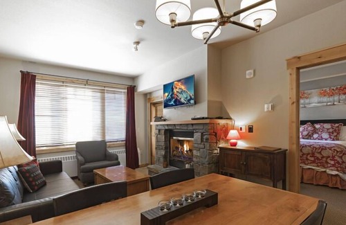 Whitefish Condominio | Immaculate ski in ski out condo - direct ski in and out, winter hot tub , gym, covered parking!!