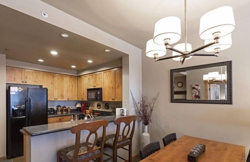 Whitefish Condominio | Immaculate ski in ski out condo - direct ski in and out, winter hot tub , gym, covered parking!!