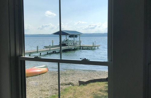 Romulus Casa | Inmaculada casa frente al lago en el lago Seneca, sin escaleras!