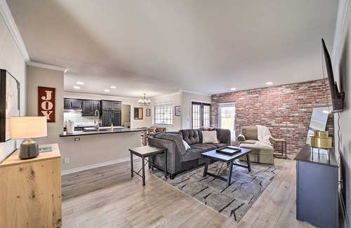South Tulsa Cabaña | Immaculate 'woodland View' Retreat w/ Hot Tub