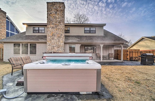 South Tulsa Cabaña | Immaculate 'woodland View' Retreat w/ Hot Tub