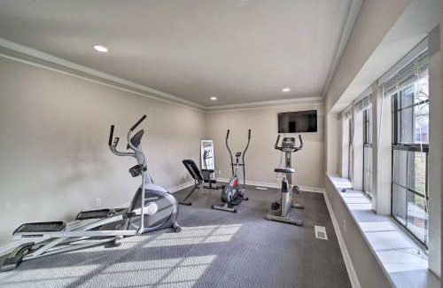 South Tulsa Casa | Immaculate Woodland View Retreat with Hot Tub