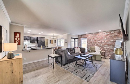South Tulsa Casa | Immaculate Woodland View Retreat with Hot Tub