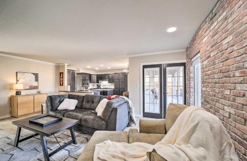 South Tulsa Casa | Immaculate Woodland View Retreat with Hot Tub