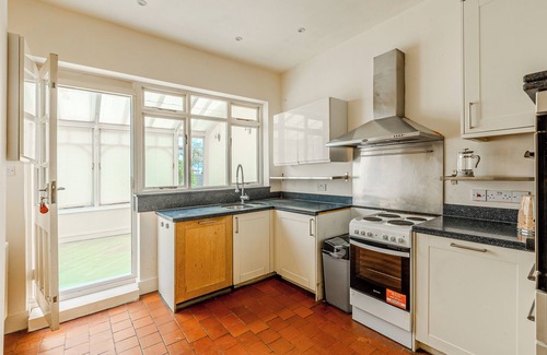 St. Leonard's Casa | Immense 3BR House, Garden near Tooting Cmns, South