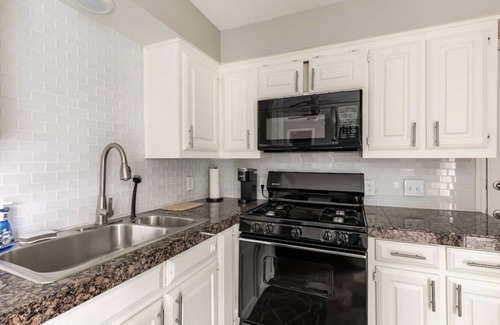 Lower Greenville Apartamento | Immerse yourself in the rich, vibrant Dallas culture in this cozy urban getaway.