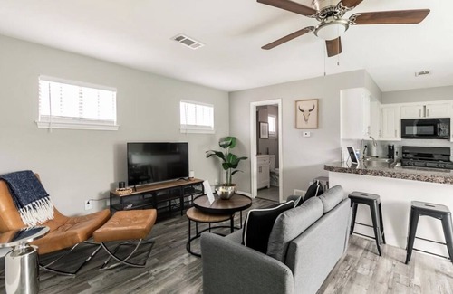 Lower Greenville Apartamento | Immerse yourself in the rich, vibrant Dallas culture in this cozy urban getaway.