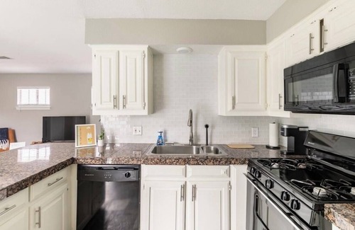 Lower Greenville Apartamento | Immerse yourself in the rich, vibrant Dallas culture in this cozy urban getaway.